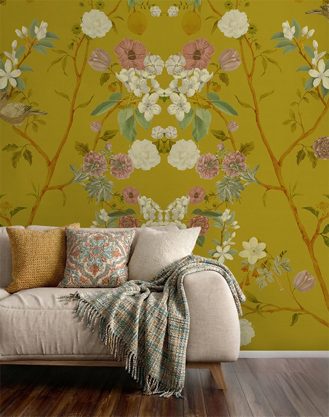Living room with a grey sofa and a chinoiserie wallpaper with a yellow background, featuring flowers and peacocks. 