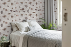 Bedroom with Scandinavian decor, and a wallpaper with incredible vintage fish illustrations drawn by Bloch. 