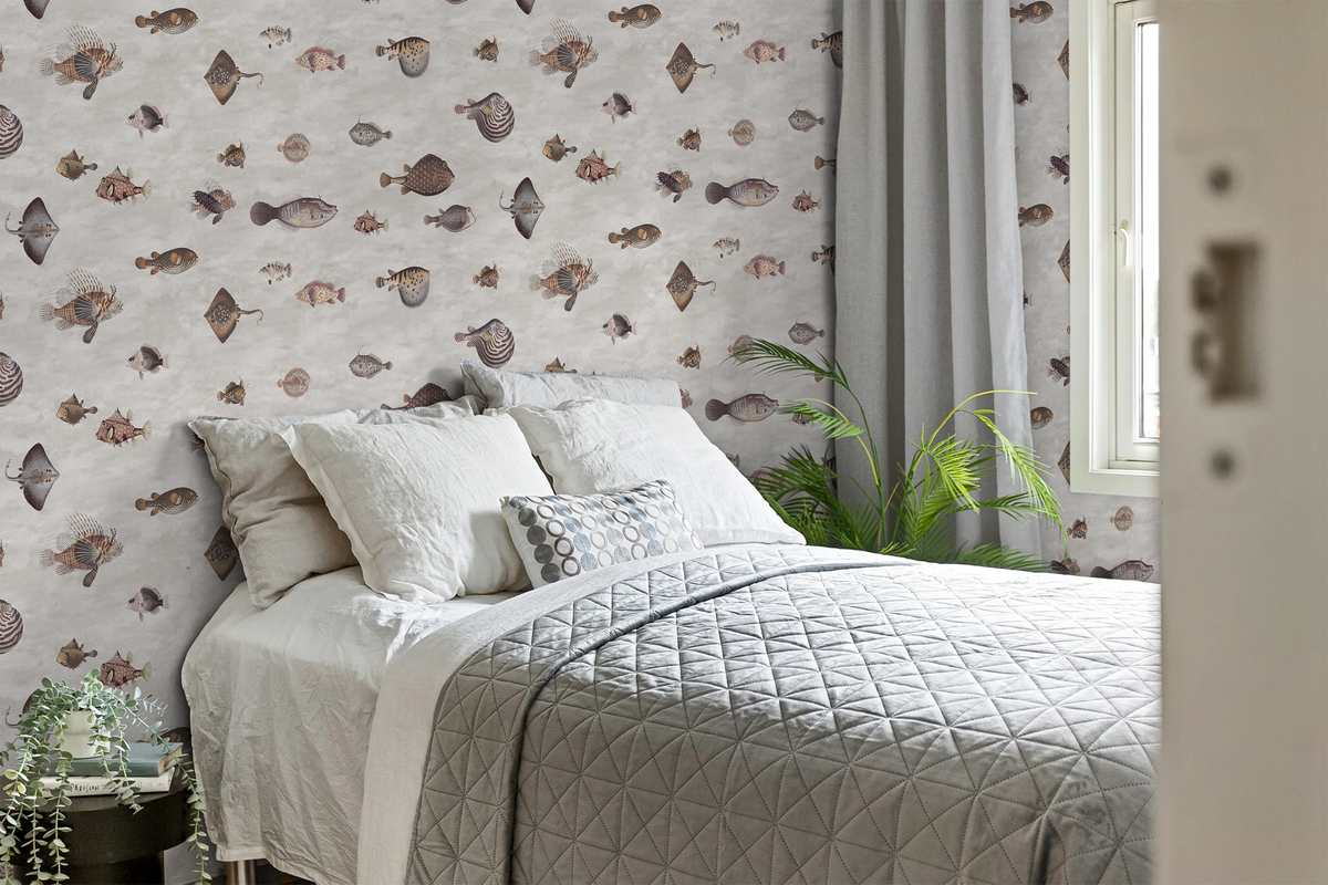 Bedroom with Scandinavian decor, and a wallpaper with incredible vintage fish illustrations drawn by Bloch. 
